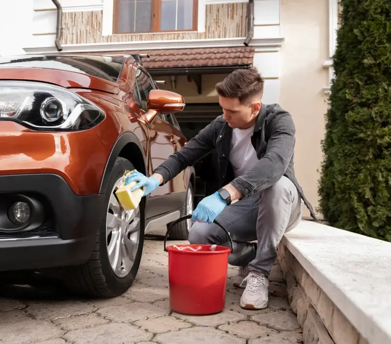 Lavage auto à domicile Val de Chaise : professionnel intervenant sur un véhicule